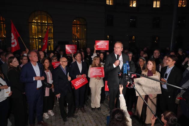 Berlin: SPD parliamentary group in the Bundestag stages a protest following the election of an AfD MP as President of the State Parliament in Saxony-Anhalt