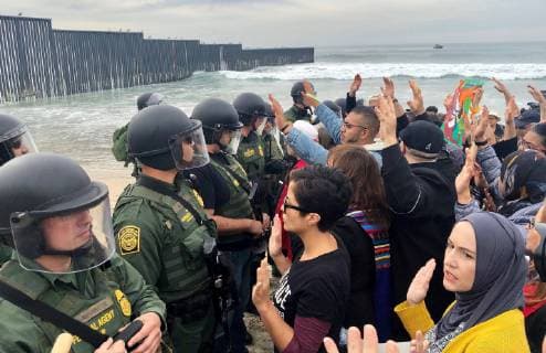 San Diego, demonstration at the border to Mexico
