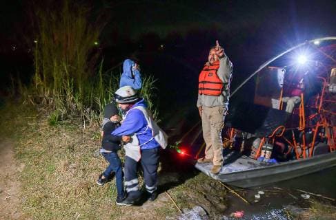Mexico, refugees on their way to the USA rescued from Rio Bravo