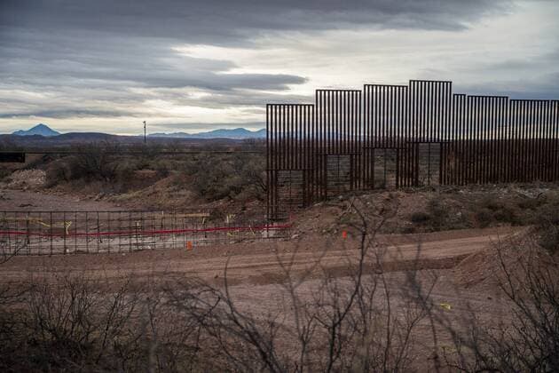 USA, fence construction at the border to Mexico near Naco