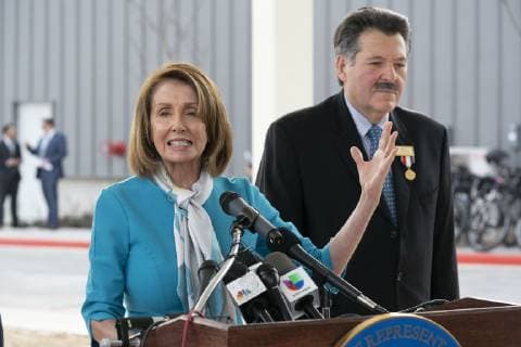 Texas, Nancy Pelosi visits border area to Mexico