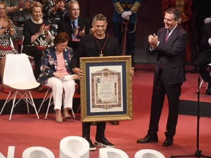 Alejandro Sanz receives Seville City Award