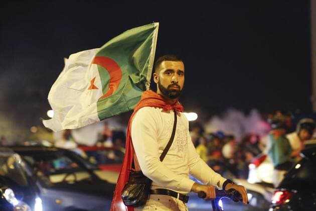 Paris, riots at victory celebrations of Algerian football fans