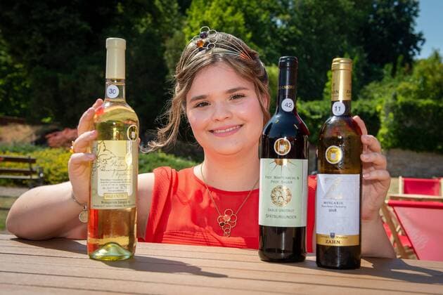 Gina Maria Gräfe presents regional wine award Saale-Unstrut