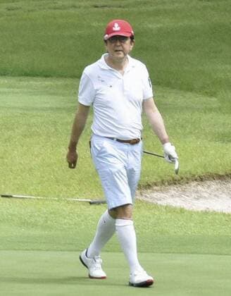Japan, Shinzo Abe plays golf on vacation