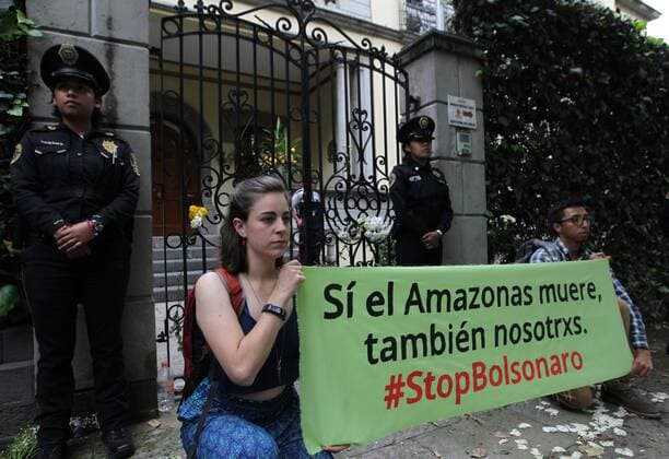 Forest fires in the Amazon, protests in front of the Brazilian embassy in Mexico