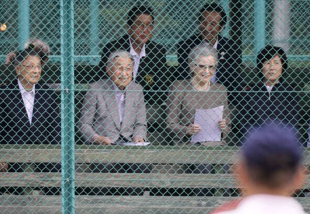 Emeritus Tenno Akihito and Michiko visit tennis court in Karuizawa
