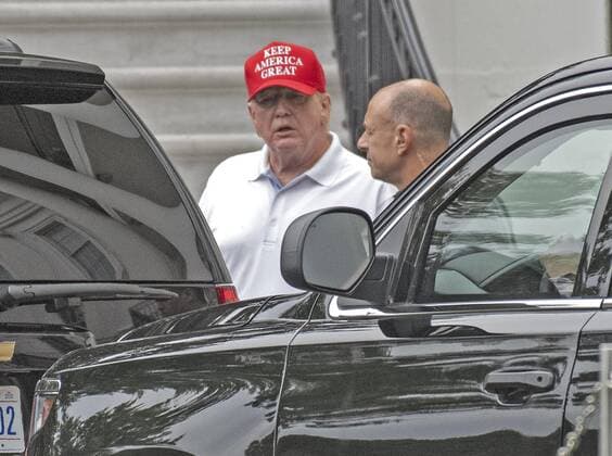 Washington, Donald Trump on the way to the golf club in Sterling
