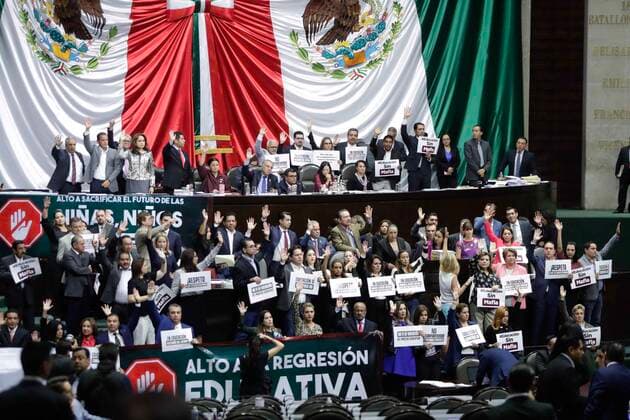 Mexico, protests on the sidelines of a discussion on educational reform in parliament