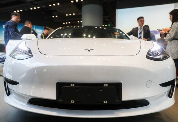 Shanghai, Tesla presents Model 3 manufactured in China