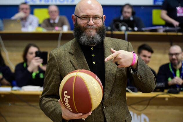 Darko Peric visits basketball game in France