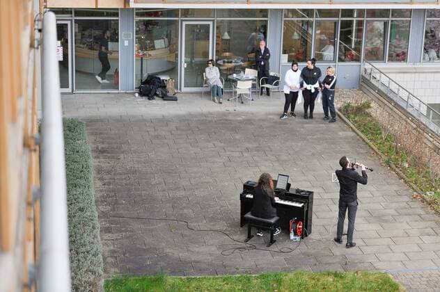 Coronavirus, musicians from Music Now Stuttgart e.V. play for patients and medical staff
