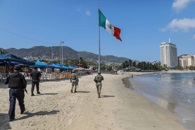 Coronavirus in Mexico, soldiers monitor compliance with curfew on Acapulco beach
