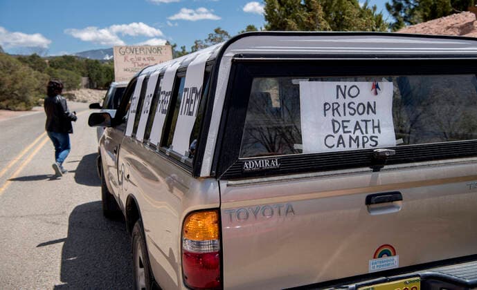 Coronavirus in the USA, protest action for the release of detainees in New Mexico