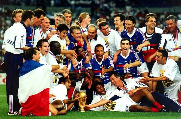 Stolz präsentiert Weltmeister Frankreich, u.a. Laurent Blanc, Bixente Lizarazu, Didier Deschamps, Emmanuel Petit, Zinedine Zidane, Christophe Dugarry, Boghossian, Thuram, Desailly, Henry, Pires, Djorkaeff, Karembeu, Diomede den Weltpokal Fußball WM Herren Weltmeisterschaft 1998, Länderspiel, Nationalmannschaft, Nationalteam, Nationaltrikot Gruppe Stade de France Paris, Saint Denis Glück, Begeisterung, Freude,