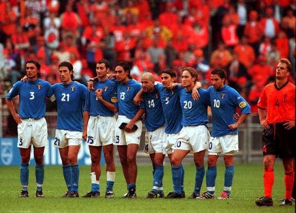 Die Italiener v.l. Paolo Maldini, Marco Delvecchio, Marc Iuliano, Alessandro Nesta, Luigi Di Biagio, Fabio Cannavaro, Francesco Totti und Alessandro Del Piero halten beim Elfmeterschießen zusammen Fußball EM Herren Europameisterschaft 2000, Länderspiel, Nationalmannschaft, Nationalteam, Nationaltrikot, Halbfinale Totale Amsterdam Arena Amsterdam Harmonie, Spannung,