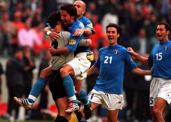 Marc Iuliano, Marco Delvecchio, Luigi Di Biagio und Alessandro Del Piero stürzen sich jubelnd auf Torhüter Francesco Toldo (v.re., alle Italien) Fußball EM Herren Europameisterschaft 2000, Länderspiel, Nationalmannschaft, Nationalteam, Nationaltrikot, Halbfinale Gruppe Amsterdam Arena Amsterdam Freude, Begeisterung,