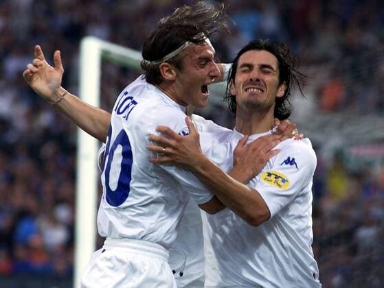 Francesco Totti (li.) umarmt Marco Delvecchio (beide Italien) so überschwenglich, daß diesem Angst und Bange wird Fußball EM Herren Europameisterschaft 2000, Nationalmannschaft, Nationalteam, Nationaltrikot, Länderspiel, Finale Gruppe De Kuip Rotterdam Glück, Begeisterung, Freude, Komik,