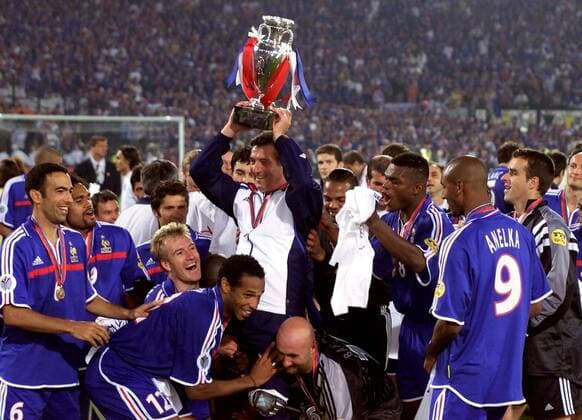Fußball, EM Finale 2000 in Rotterdam, Frankreich - Italien 2-1 n.V. V.li.: Didier Deschamps, Thierry Henry und Torhüter Fabien Barthez heben Trainer Roger Lemerre samt Pokal in die Höhe, daneben Djorkaeff, Karembeu (beide li.) und Desailly, Anelka und Rame (re., alle Frankreich) Fußball EM Herren Europameisterschaft 2000, Nationalmannschaft, Nationalteam, Nationaltrikot, Länderspiel, Finale Totale De Kuip Rotterdam Glück, Harmonie, Begeisterung, Freude, Kameradschaft,