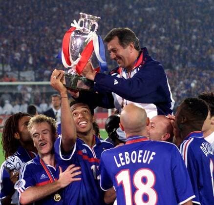 V. li.: Didier Deschamps, Thierry Henry, Leboeuf, Torhüter Fabien Barthez lassen ihren Trainer Roger Lemerre hochleben Fußball EM Herren Europameisterschaft 2000, Nationalmannschaft, Nationalteam, Nationaltrikot, Länderspiel, Finale Gruppe De Kuip Rotterdam Glück, Begeisterung, Freude, Kameradschaft,