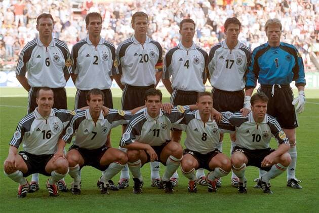 Mannschaftsfoto Deutschland, h.R.v.li.: Jens Nowotny, Markus Babbel, Oliver Bierhoff, Thomas Linke, Christian Ziege, Torwart Oliver Kahn; v.R.v.li.: Jens Jeremies, Mehmet Scholl, Paulo Rink, Thomas Häßler, Lothar Matthäus Fußball EM Herren Europameisterschaft 2000, Gruppe A, Totale Sclessin Stadium Lüttich