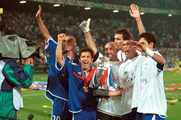 Fußball, EM Finale 2000 in Rotterdam, Frankreich - Italien 2-1 n.V. Mannschaftsjubel Frankreich, v.li.: David Trezeguet, Bixente Lizarazu, Fabien Barthez, Laurent Blanc, Zinedine Zidane, Robert Pires Fußball EM Herren Europameisterschaft 2000, Nationalmannschaft, Nationalteam, Nationaltrikot, Länderspiel, Finale Gruppe De Kuip Rotterdam Freude,