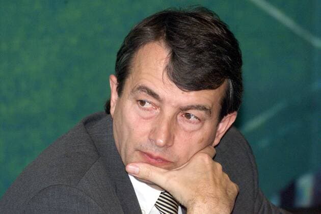 Wolfgang Niersbach (DFB-Direktor Medien, Deutschland) nachdenklich Fußball Herren DFB-Präsidiumssitzung 2000, Deutscher Fußball Bund, Fußballbund, Verband, Task Force, Tagung, Porträt Versammlung, Konferenz, Sitzung, Frankfurt M. Nachdenklichkeit,