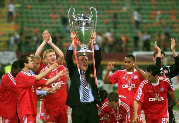 Trainer Ottmar Hitzfeld (Mitte) präsentiert stolz den Champions-League-Pokal, dahinter v.li.: Scholl, Fink, Effenberg, Andersson, Sergio, Salihamidzic (alle Bayern) Fußball EC 1 Herren Champions League 2000 2001, Finale, Endspiel, FC Bayern München Gruppe Stadio Giuseppe-Meazza, San Siro Mailand Begeisterung, Freude,