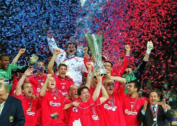 Der FC Liverpool feiert den Sieg - vorn v.li.: UEFA Präsident Lennart Johansson (Schweden), Danny Murphy, Steven Gerrard, Gary McAllister, Robbie Fowler, Sami Hyypiä, Markus Babbel. Trainer Gerard Houllier; hint: Torwart Pegguy Arphexad, Stephen Wright, Gregory Vignal, Patrik Berger, Vladimir Smicer und Torwart Sander Westerveld Fußball EC 3 Herren UEFA-Cup 2000 2001, Pokal, Europapokal, Europacup, Finale, Endspiel, Liverpool FC (England), Vneg Totale Westfalenstadion Dortmund Glück Freude, Begeisterung,