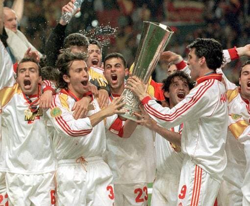 Mannschaftsjubel Galatasaray, v.li.: Arif Erdem, Bülent Korkmaz, Hasan Sas, Ümit Davala und Hakan Sükür Fußball EC 3 Herren UEFA-Pokal 1999 2000, Europapokal, Cup, Europacup, Europa, Finale, Endspiel Gruppe Parken Kopenhagen Freude, Begeisterung,