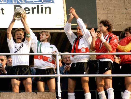 Fußball, DFB-Pokalfinale 1987 1988, Eintracht Frankfurt - VfL Bochum Pokalsieger Frankfurt - v.li.: Karl- Heinz Körbel, Manfred Binz, Frank Schulz, Dieter Schlindwein Fußball Herren DFB-Pokal 1987 1988, Pokalspiel, Finale, Endspiel, Pokalfinale, Pokalendspiel, Eintracht Frankfurt Gruppe Olympiastadion Berlin Begeisterung, Freude,