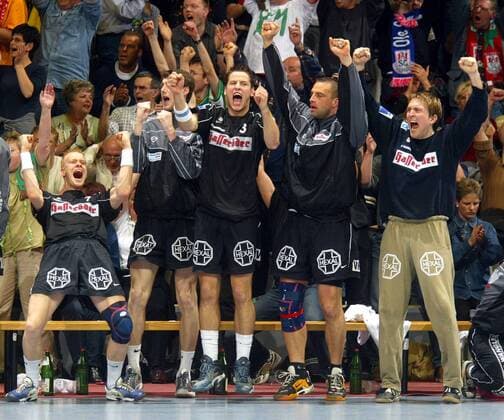 Siegesjubel SCM v. re.: Torwart Sune Duevang Agerschou, Uwe Mäuer , Bennet Wiegert und Christian Schöne Handball EC 1 Herren Champions League 2001 2002, Finale, Endspiel, SC Magdeburg Gruppe Bördelandhalle, Emotionen Magdeburg, Torhüter, Keeper Freude, Begeisterung,