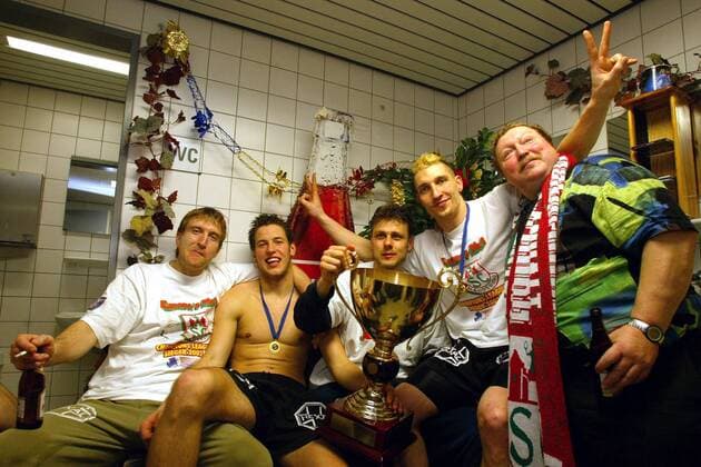 Siegesjubel SCM v. li.: Torwart Sune Duevang Agerschou, Bennet Wiegert, Torwart Christian Gaudin, Stefan Kretzschmar und einem Fan Handball EC 1 Herren Champions League 2001 2002, Finale, Endspiel, SC Magdeburg Gruppe Bördelandhalle, Trophäe, Pott Magdeburg Freude, Begeisterung,