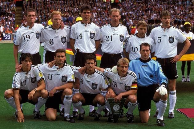 Mannschaftsbild Deutschland hinten v.li.: Thomas Strunz, Matthias Sammer, Markus Babbel, Dieter Eilts, Thomas Häßler, Thomas Helmer; vorn: Christian Ziege, Stefan Kuntz, Mehmet Scholl, Jürgen Klinsmann und Torwart Andreas Köpke Fußball EM Herren Europameisterschaft 1996, Finale, Länderspiel, Endspiel, Vdia Totale Wembleystadion, Wembley London
