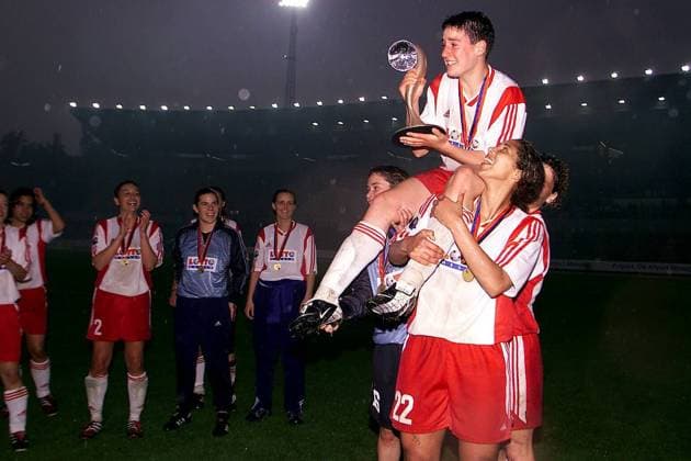 Birgit Prinz (oben) wird u.a. von Steffi Jones (re., beide FFC Frankfurt) auf Schultern getragen Fußball EC 3 Damen UEFA Women s Cup 2001 2002, Womens, Pokal, Europapokal, Europacup, Frauen, Frauenfußball, Vdig Gruppe Waldstadion Frankfurt M. Begeisterung, Freude,