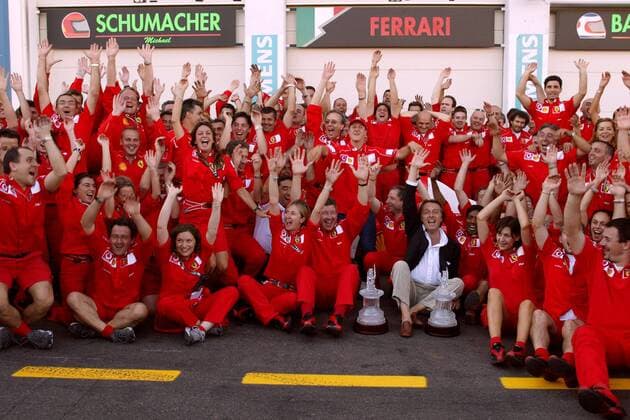 Riesiger Jubel im gesamten Ferrari-Team über den vorzeitigen Weltmeister-Titel von Michael Schumacher (Deutschland), an den Trophäen Präsident di Montezemolo (Italien), Teamchef Todt (Frankreich) und Technikdirektor Brawn (England) Motorsport Grand Prix Herren Großer Preis von Frankreich 2002, Formel 1 Weltmeisterschaft, F1, F, GP, WM, Vdig Totale Circuit de Nevers Magny-Cours Glück Freude, Begeisterung,