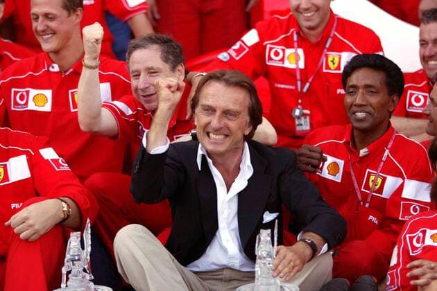 Ferrari-Präsident Luca di Montezemolo (Italien) ballt jubelnd die Faust, dahinter Teamchef Jean Todt (li., Frankreich) und Schumachers Masseur Balbir Singh (re., Indien), am Bildrand Weltmeister Michael Schumacher (Deutschland alle Team Ferrari) Motorsport Grand Prix Herren Großer Preis von Frankreich 2002, Formel 1 Weltmeisterschaft, F1, F, GP, WM, Vdig Gruppe Circuit de Nevers Magny-Cours Freude, Begeisterung,