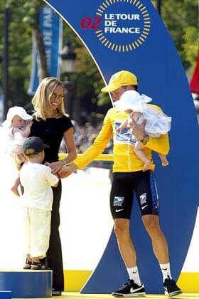 Sieger Lance Armstrong (USA US Postal Service) in Gelb mit Frau Kristin (re.) und seinen Kindern Radsport Herren Tour de France 2002, Radrennsport, Straßenradsport, Straßenradrennsport, Radrennen, Straßenrennen, Gruppe Champs-Elysees, Elysee, 20. Etappe, Paris,