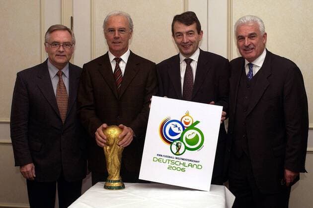 V. li.: Horst R. Schmidt, Generalsekretär des DFB, Franz Beckenbauer, Präsident des Organisationskomitees und die Vizepräsidenten Wolfgang Niersbach und Fedor H. Radmann (alle Deutschland) präsentieren das offizielle Logo für die Weltmeisterschaft 2006 Fußball WM Herren Vorstellung 2002, Vorschau, Präsentation, Pressetermin, Emblem, Turnierlogo, Turnieremblem Gruppe Vize, Vizepräsident, offiziell Gelsenkirchen