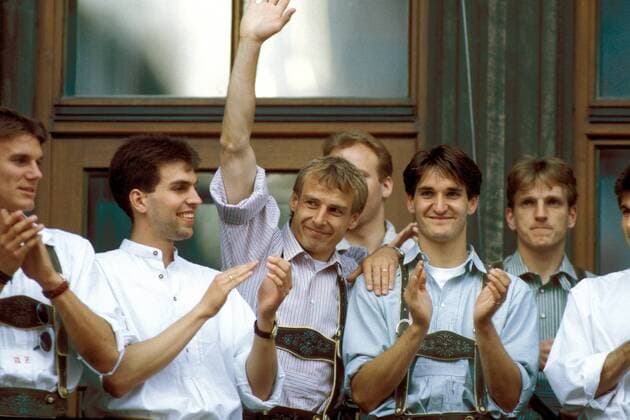 Bayrische Glückseligkeit auf dem Rathausbalkon, v.li.: Alexander Zickler, Markus Babbel, Jürgen Klinsmann, Dieter Frey nur Andreas Herzog (alle Bayern) schaut bedrückt Fußball EC 3 Herren UEFA-Cup 1995 1996, Pokal, Europapokal, Europacup, Balkon, Rathaus, Empfang, Europapokalsieger Gruppe München, Marienplatz Begeisterung, Freude,