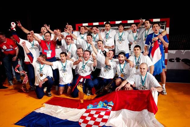 Weltmeister Kroatien mit Mirza Dzomba, Petar Metlicic, Blazenko Lackovic, Tonci Valcic, Valter Matosevic, Slavko Goluza, Nationaltrainer Lino Cervar, Torwart Vlado Sola, Bozidar Jovic, Davor Dominikovic, Renato Sulic, Ivano Balic, Niksa Kaleb... Handball WM Herren Weltmeisterschaft 2003, Länderspiel, Finale, Endspiel, Nationalmannschaft, Nationalteam, Gruppe Lissabon Freude, Begeisterung