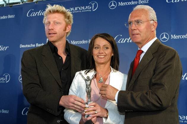 Die drei Jurymitglieder Boris Becker (li., Deutschland), Nadia Comaneci (Rumänien) und Franz Beckenbauer (Deutschland) mit dem Laureus-Award Turnen Herren Laureus World Sports Award 2003, Nominierung, Pressekonferenz, PK, Pressetermin, Sportlerwahl Gruppe Sportoscar, Award, Awards, Sport, Sports Berlin