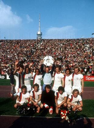 Mannschaftsbild Bayern mit der Meisterschale, hinten v.li.: Franz Beckenbauer, Franz Bulle Roth, Franz Krauthausen, Trainer Udo Lattek, Georg Schwarzenbeck, Gerd Müller, Uli Hoeneß; vorn: Wilhelm Hoffmann, Johnny Hansen, Sepp Maíer, Edgar Schneider... Fußball 1. BL Herren Saison 1972 1973, FC Bayern München Totale München