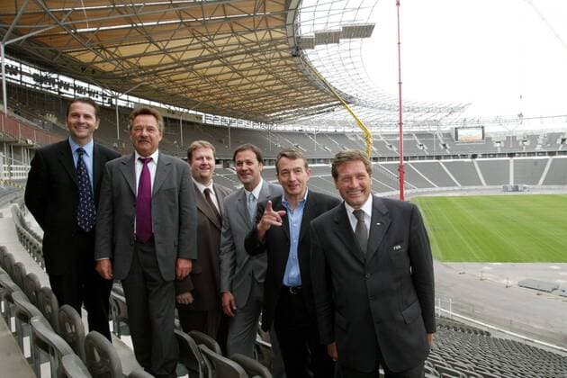 FIFA-Inspektoren, v.li.: Inspektionschef Urs Kneubühler (Schweiz), Jürgen Kiessling (Senatsverwaltung Berlin), Ingo Schiller (Geschäftsführung Hertha), FIFA-Kommunikationschef Markus Siegler (Schweiz), Wolfgang Niersbach (Vizepräsident OK 2006)... Fußball WM Herren Inspektionsreise Weltmeisterschaft 2006, Inspektion 2003, offizielle Kommission, Inspekteure Totale Olympiastadion, Stadion, Fußballstadion, innen Berlin, Innenansicht, public relations, PR