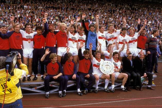 Fußball, VfB Stuttgart, Deutscher Meister 1984 Mannschaftsbild des VfB Stuttgart als Deutscher Meister 1983 1984 - hinten v. li.: Masseur Braun, Dan Corneliusson, Asgeir Sigurvinsson, Achim Glückler, Thomas Kempe, Hans-Peter Makan, Karl Allgöwer, Günther Schäfer, Helmut Roleder, Peter Reichert, ... Fußball 1. BL Herren Saison 1983 1984, VfB Stuttgart, Deutsche Meisterschaft, Mannschaftsfoto, quer, Vdia, Totale Meisterschale, Schale, Trophäe, Pokal, Stuttgart Freude,