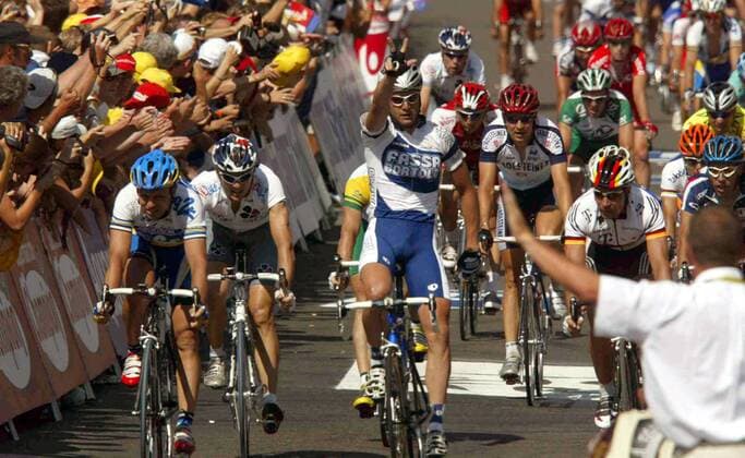 Alessandro Petacchi (Mitte, Italien Fassa Bortolo) bejubelt seinen dritten Etappensieg vor Jaan Kirsipuu (li., Estland AG2R Prevoyance), Baden Cooke (2.v.li., Australien FDJeux.com) und Erik Zabel (re. Deutschland Team Telekom) Radsport Herren Tour de France 2003, 5. Etappe: Troyes - Nevers, Straßenradsport, Straße, Rad, Vdig Totale Freude,