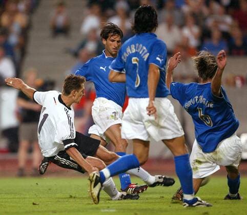 Miroslav Klose (Deutschland, li.) im Zweikampf gegen drei Italiener v. li.: Panucci, Zambrotta und Legrottaglie Fußball Länderspiel Herren Länderspiel 2003, Nationalmannschaft, Nationalteam, Nationaltrikot, Testspiel, Test, Gruppe Freundschaftsspiel, Stuttgart Dynamik,