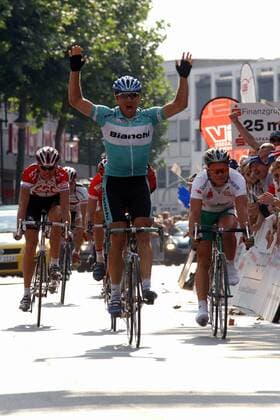 Sven Teutenberg (Mitte, Deutschland Bianchi) gewinnt die 4. Etappe vor Eric Baumann (re., Deutschland Wiesenhof) und Tristan Hoffmann (li., Niederlande CSC Tiscali) Radsport Herren Internationale Hessen-Rundfahrt 2003, Hessenrundfahrt, Straßenradsport, Rad, Straße, Vdig Gruppe 4. Etappe: Battenberg - Wetzlar Wetzlar Begeisterung, Freude,