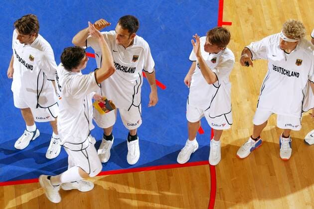 EuroBasket 2022, DBB, Historie, EM - Historie Patrick Femerling begrüßt v. li.: Marko Pesic, Sven Schultze, Steffen Hamann und Misan Nikagbatse (alle Deutschland) Basketball EM Herren Europameisterschaft 2003, Länderspiel, Nationalmannschaft, Nationalteam, Nationaltrikot, Vdig, Gruppe Norrköping