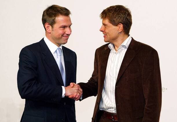 Jan Ullrich (Deutschland T Mobile) wird von Rene Obermann (li., Deutschland), Vorstandsvorsitzender der T Mobile International AG und Co KG, im neubenannten Rennstall der Deutschen Telekom willkommen geheißen Radsport Herren Straßenradsport 2003, Rad, Straße, Pressekonferenz, PK, Pressetermin, Vorstellung, Vdig Gruppe Präsentation Bonn
